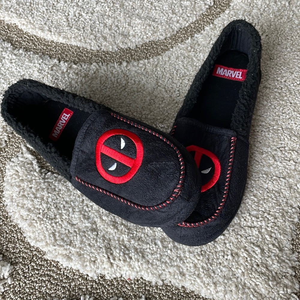 Unisex. Marvel Deadpool slippers. Size large
